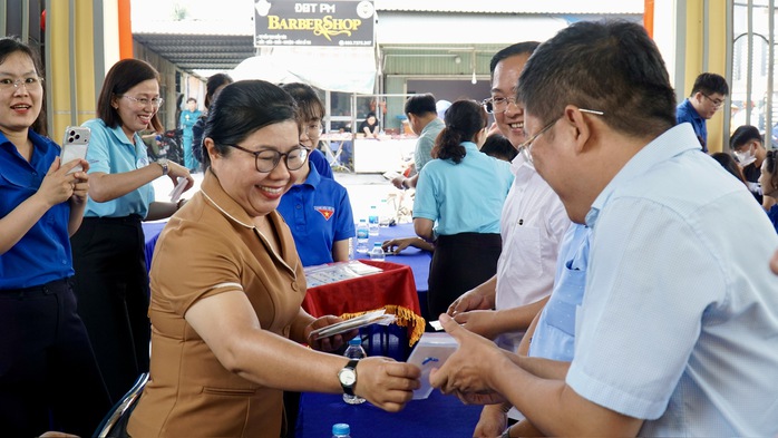 x&atilde; T&acirc;n Nhựt, TPHCM: Đưa dịch vụ c&ocirc;ng về tận ấp, người d&acirc;n tự tin l&agrave;m hồ sơ trực tuyến - Ảnh 4.