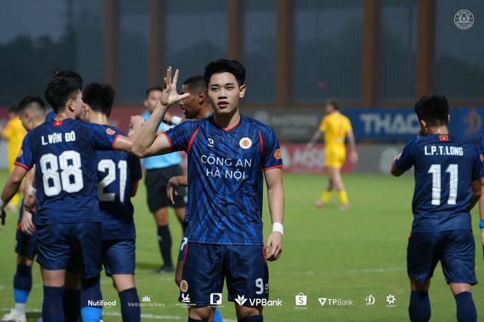 Tuyển thủ U23 Việt Nam tranh nhau lập c&ocirc;ng trong trận derby ng&agrave;nh C&ocirc;ng an - Ảnh 3.