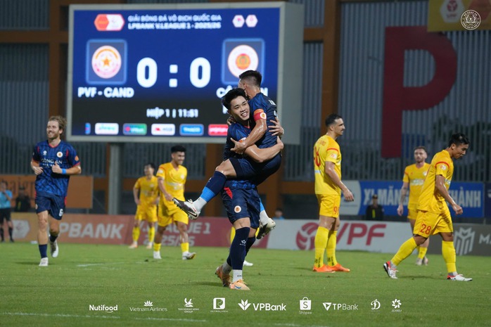 Tuyển thủ U23 Việt Nam tranh nhau lập c&ocirc;ng trong trận derby ng&agrave;nh C&ocirc;ng an - Ảnh 2.