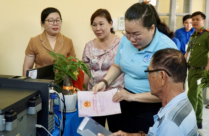 x&atilde; T&acirc;n Nhựt, TPHCM: Đưa dịch vụ c&ocirc;ng về tận ấp, người d&acirc;n tự tin l&agrave;m hồ sơ trực tuyến - Ảnh 7.
