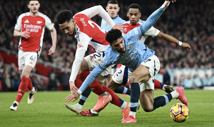 Man City kh&oacute; từ chối "m&oacute;n qu&agrave;" Ngoại hạng Anh từ Arsenal - Ảnh 3.