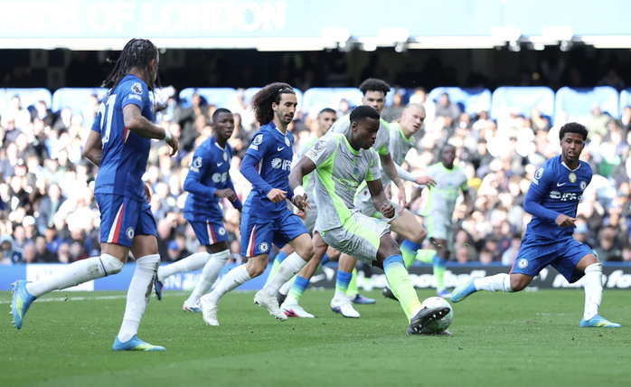 Man City đại thắng Chelsea, thổi b&ugrave;ng cuộc đua v&ocirc; địch - Ảnh 4.