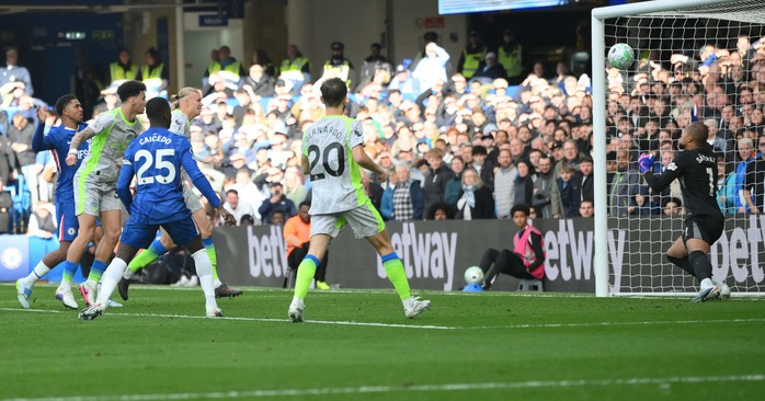 &ldquo;Kịch bản đi&ecirc;n rồ&rdquo; chờ Man City v&agrave; Arsenal ở Ngoại hạng Anh - Ảnh 1.