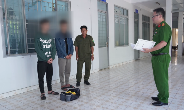 Bắt quả tang 2 đối tượng ph&aacute;t tờ rơi t&iacute;n dụng đen tại Đồng Th&aacute;p - Ảnh 1.