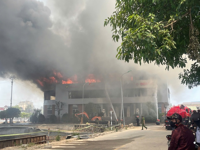 B&agrave; hỏa thi&ecirc;u rụi cơ sở kinh doanh v&agrave; chế biến gỗ, ước t&iacute;nh thiệt hại l&ecirc;n đến h&agrave;ng trăm tỉ đồng - Ảnh 1.