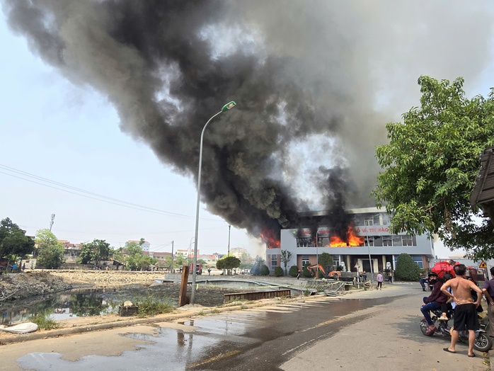 B&agrave; hỏa thi&ecirc;u rụi cơ sở kinh doanh v&agrave; chế biến gỗ, ước t&iacute;nh thiệt hại l&ecirc;n đến h&agrave;ng trăm tỉ đồng - Ảnh 3.