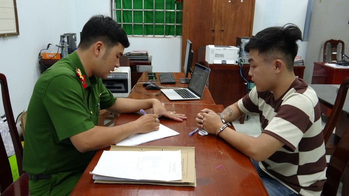 Công an Đồng Tháp và TPHCM bắt giữ 3 đối tượng nổ súng vào nhóm người đang nhậu - Ảnh 5. Công an Đồng Tháp và TPHCM bắt giữ 3 đối tượng nổ súng vào nhóm người đang nhậu - Ảnh 5.