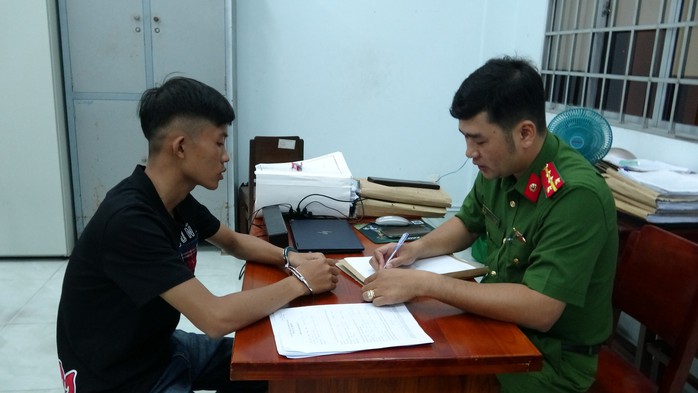 Công an Đồng Tháp và TPHCM bắt giữ 3 đối tượng nổ súng vào nhóm người đang nhậu - Ảnh 6. Công an Đồng Tháp và TPHCM bắt giữ 3 đối tượng nổ súng vào nhóm người đang nhậu - Ảnh 6.