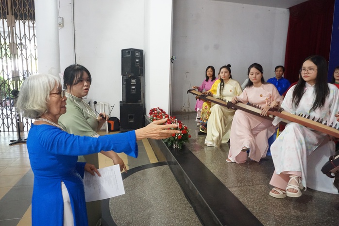 Ba thế hệ giữ s&aacute;ng "Hoa qu&ecirc; hương" từ m&aacute;i nh&agrave; "CLB Tiếng h&aacute;t qu&ecirc; hương" - Ảnh 2.