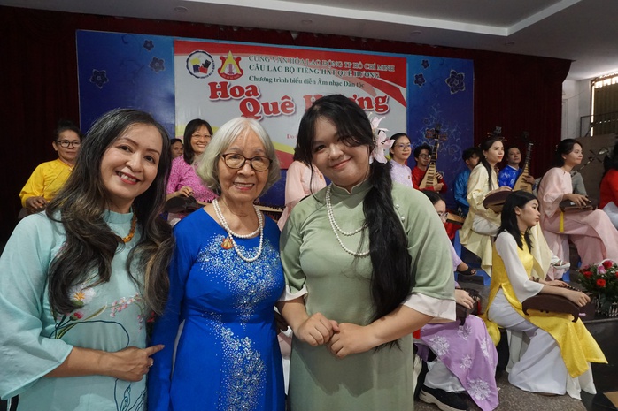 Ba thế hệ giữ s&aacute;ng "Hoa qu&ecirc; hương" từ m&aacute;i nh&agrave; "CLB Tiếng h&aacute;t qu&ecirc; hương" - Ảnh 1.