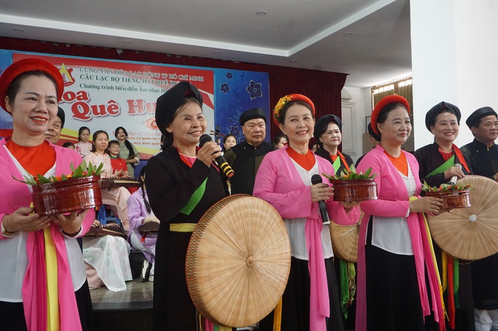 Ba thế hệ giữ s&aacute;ng "Hoa qu&ecirc; hương" từ m&aacute;i nh&agrave; "CLB Tiếng h&aacute;t qu&ecirc; hương" - Ảnh 4.