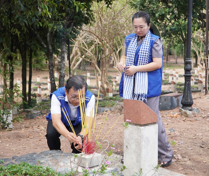 Đoàn đại biểu TPHCM và Bộ Tư lệnh Vùng Cảnh sát biển 3 tưởng niệm liệt sĩ tại Côn Đảo - Ảnh 5.