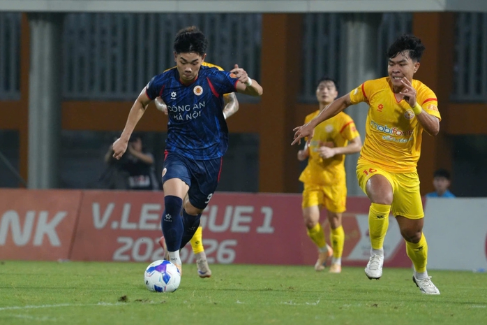 Tuyển thủ U23 Việt Nam tranh nhau lập c&ocirc;ng trong trận derby ng&agrave;nh C&ocirc;ng an - Ảnh 1.