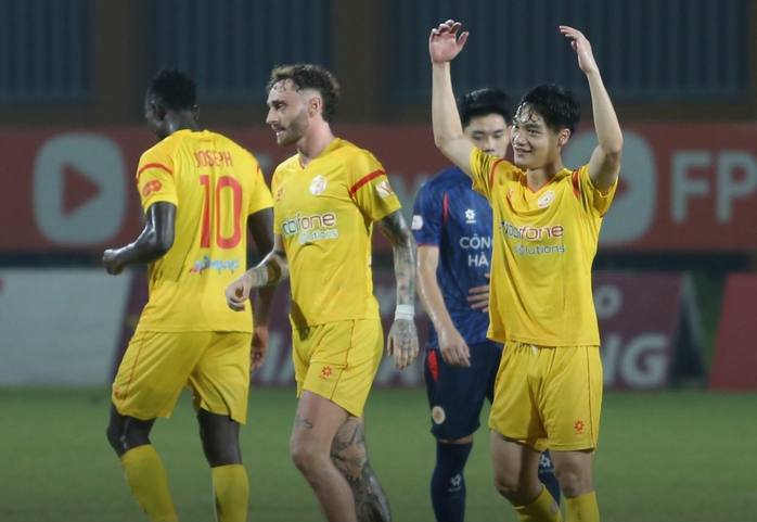 Tuyển thủ U23 Việt Nam tranh nhau lập c&ocirc;ng trong trận derby ng&agrave;nh C&ocirc;ng an - Ảnh 5.