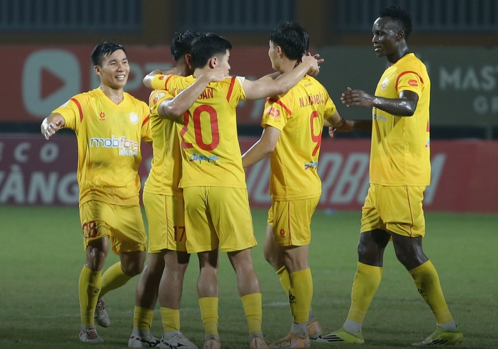 Tuyển thủ U23 Việt Nam tranh nhau lập c&ocirc;ng trong trận derby ng&agrave;nh C&ocirc;ng an - Ảnh 4.
