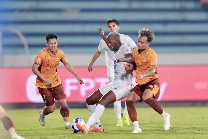 V&ograve;ng 18 V-League: C&ocirc;ng an H&agrave; Nội rơi điểm, PVF-CAND tho&aacute;t ch&oacute;t bảng - Ảnh 3.