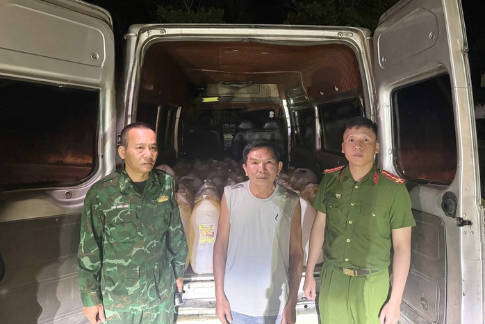 Quảng Trị 2026: Li&ecirc;n tiếp bắt giữ vụ bu&ocirc;n lậu xăng dầu qua bi&ecirc;n giới - Ảnh 2.