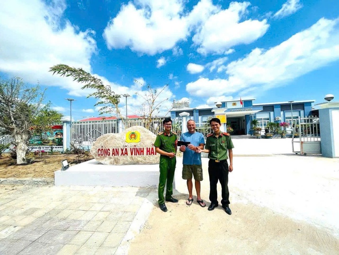 Du kh&aacute;ch Canada trở lại Kh&aacute;nh H&ograve;a trao thư cảm ơn C&ocirc;ng an x&atilde; Vĩnh Hải - Ảnh 1.