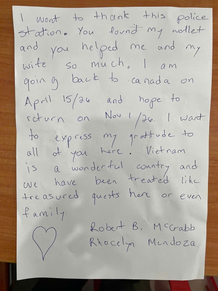 Du kh&aacute;ch Canada trở lại Kh&aacute;nh H&ograve;a trao thư cảm ơn C&ocirc;ng an x&atilde; Vĩnh Hải - Ảnh 3.
