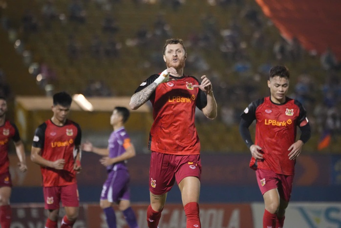 HLV Vũ Tiến Th&agrave;nh gi&uacute;p Ninh B&igrave;nh FC gi&agrave;nh chiến thắng ở G&ograve; Đậu - Ảnh 6.