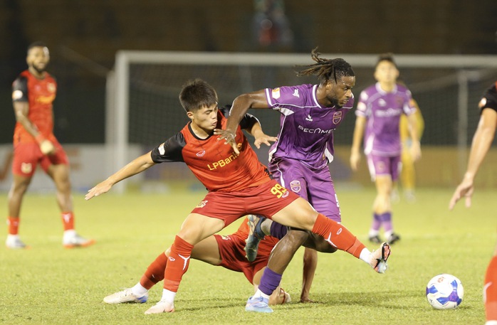 HLV Vũ Tiến Th&agrave;nh gi&uacute;p Ninh B&igrave;nh FC gi&agrave;nh chiến thắng ở G&ograve; Đậu - Ảnh 5.