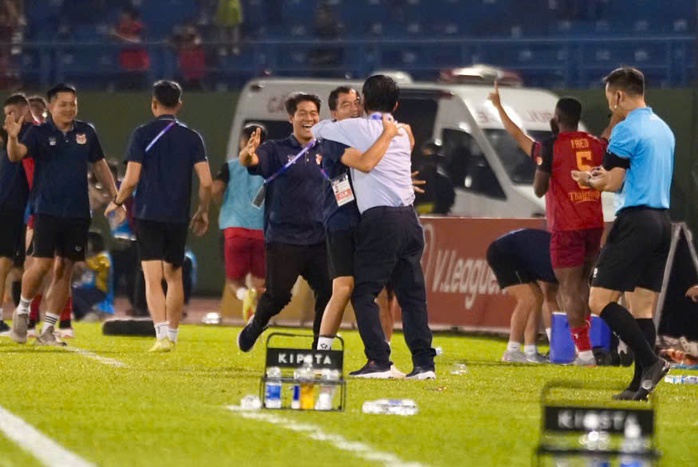 HLV Vũ Tiến Th&agrave;nh gi&uacute;p Ninh B&igrave;nh FC gi&agrave;nh chiến thắng ở G&ograve; Đậu - Ảnh 7.