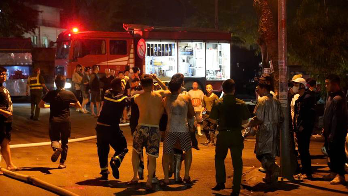 Giải cứu 5 người trong vụ cháy Hà Nội tại ngôi nhà 6 tầng lúc nửa đêm - Ảnh 4. Giải cứu 5 người trong vụ cháy Hà Nội tại ngôi nhà 6 tầng lúc nửa đêm - Ảnh 4.