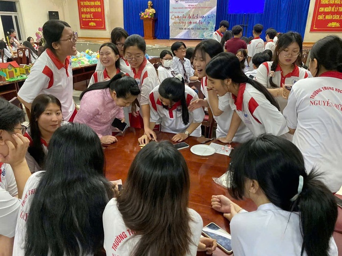 "Nắng như trải lửa khắp s&acirc;n trường": Những l&aacute; thư x&uacute;c động từ thầy, c&ocirc; hiệu trưởng  - Ảnh 2.