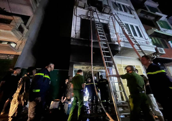 Giải cứu 5 người trong vụ cháy Hà Nội tại ngôi nhà 6 tầng lúc nửa đêm - Ảnh 1. Giải cứu 5 người trong vụ cháy Hà Nội tại ngôi nhà 6 tầng lúc nửa đêm - Ảnh 1.