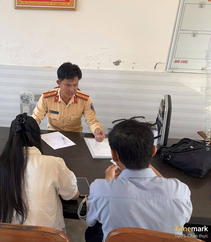 Phạt cô gái đi ô tô vượt đèn đỏ đường sắt - Ảnh 1.