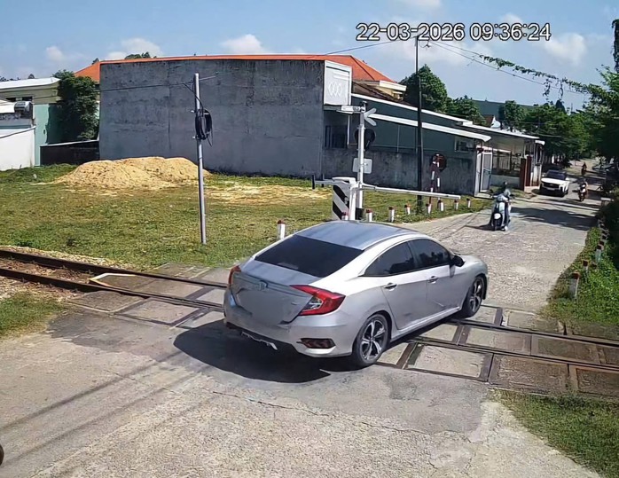 Phạt cô gái đi ô tô vượt đèn đỏ đường sắt - Ảnh 2.