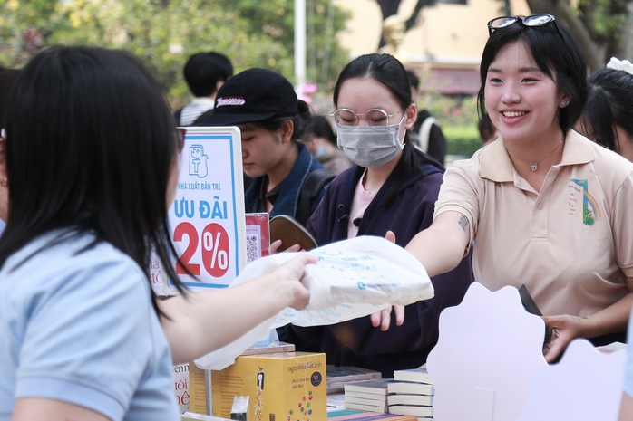 Khơi nguồn văn hóa đọc (*): Mục tiêu lớn, đòi hỏi cách làm lớn - Ảnh 1.