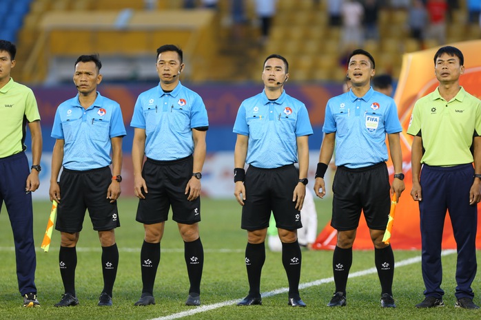 Lời giải "chuẩn" trọng tài - Ảnh 1.