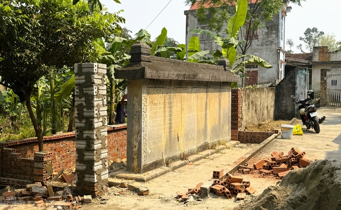 Tin mới về tấm bia cổ hơn 300 năm ở Thanh H&oacute;a th&agrave;nh tường r&agrave;o nh&agrave; d&acirc;n - Ảnh 1.