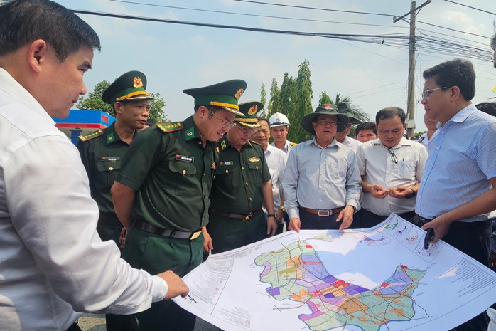 Đo&agrave;n c&ocirc;ng t&aacute;c Bộ Tư lệnh Bộ đội Bi&ecirc;n ph&ograve;ng khảo s&aacute;t cửa khẩu Quốc tế Mộc B&agrave;i - Ảnh 1.