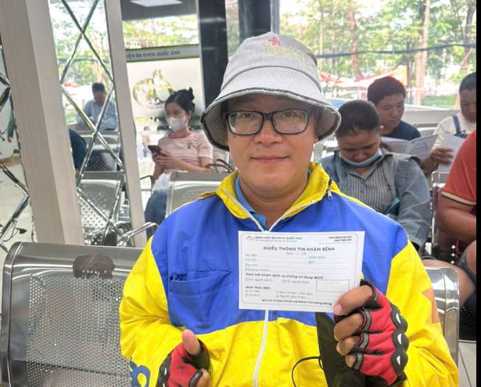 Các tài xế xe ôm vui mừng vì được khám sức khỏe miễn phí - Ảnh 1.