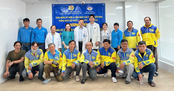 Các tài xế xe ôm vui mừng vì được khám sức khỏe miễn phí - Ảnh 3.