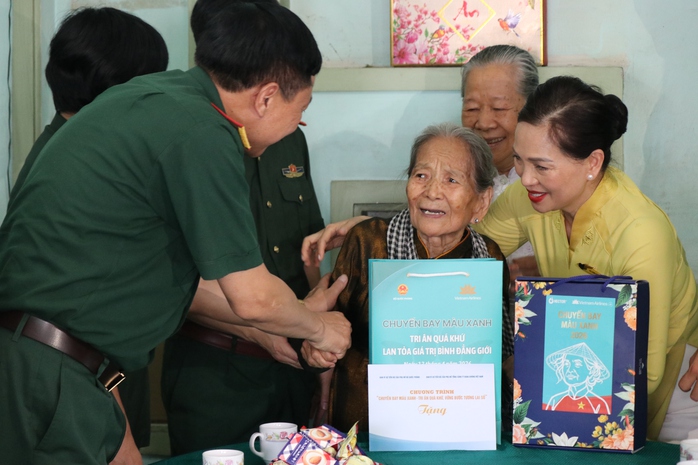 “Chuyến bay màu xanh”: Thăm, tặng quà người có công với cách mạng tại TPHCM - Ảnh 7.