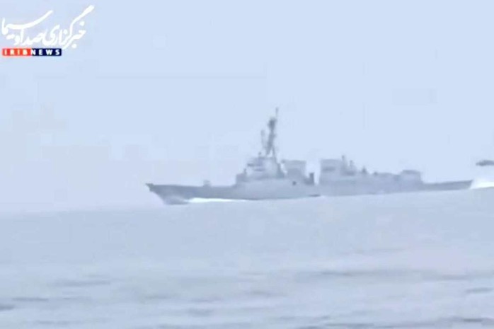Iran ph&aacute;t cảnh b&aacute;o &ldquo;th&eacute;p&rdquo; với t&agrave;u chiến Mỹ tại eo biển Hormuz - Ảnh 1.