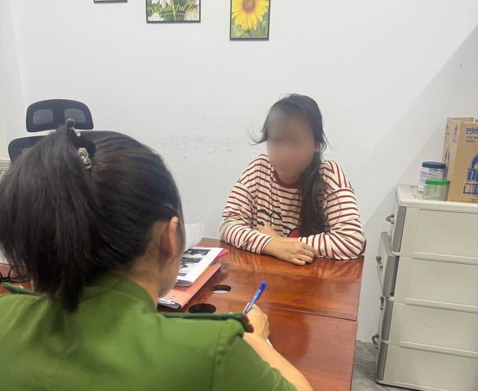 2 nh&oacute;m phụ nữ đ&aacute;nh nhau, nhiều người v&acirc;y quanh quay clip: Hẹn nhau giải quyết m&acirc;u thuẫn - Ảnh 3.