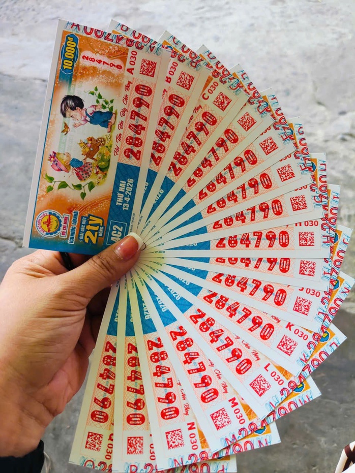 Chiều 13-4, lộ diện 4 người trúng giải độc đắc xổ số miền Nam - Ảnh 4.