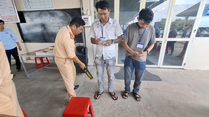 Tây Ninh Siết chặt sát hạch lái xe, ngăn gian lận bằng thiết bị điện tử - Ảnh 2.