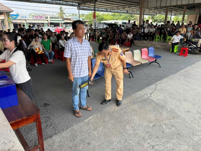 Tây Ninh Siết chặt sát hạch lái xe, ngăn gian lận bằng thiết bị điện tử - Ảnh 1.