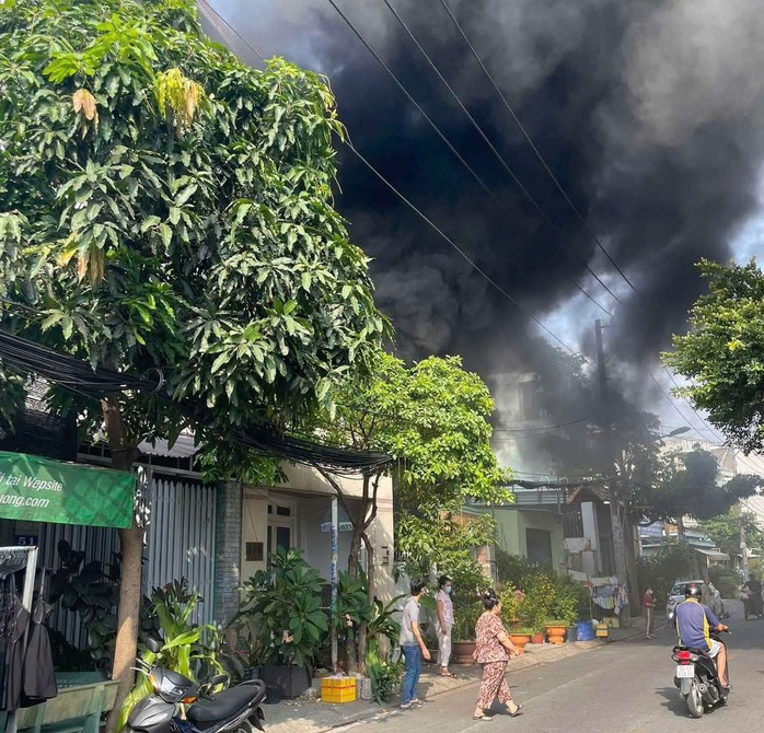 Ch&aacute;y nhiều xe m&aacute;y ở TPHCM khiến người d&acirc;n hoảng loạn s&aacute;ng nay - Ảnh 1.
