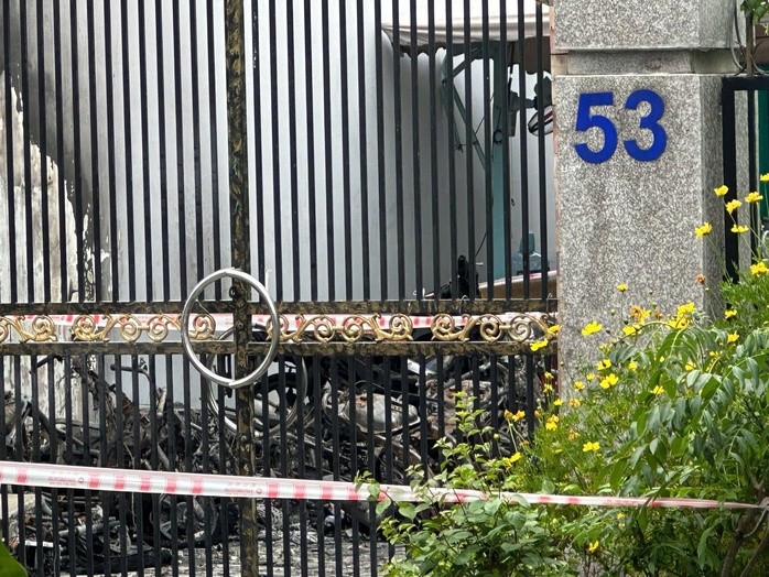 Nhiều xe m&aacute;y bị thi&ecirc;u rụi trong vụ ch&aacute;y s&aacute;ng nay ở TPHCM - Ảnh 1.