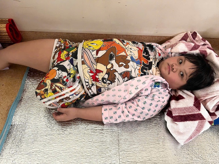 Một bên chân đã mất, hãy giữ em lại với cuộc đời! - Ảnh 1. Một bên chân đã mất, hãy giữ em lại với cuộc đời! - Ảnh 1.