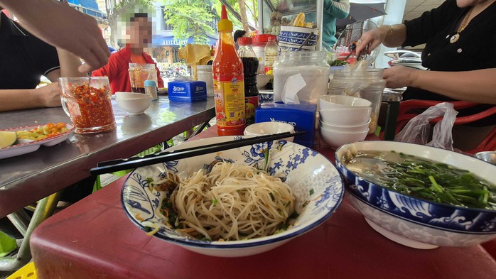 Ăn uống vỉa hè: Đừng để ngon, tiện lợi đổi lấy bệnh tật! - Ảnh 1.