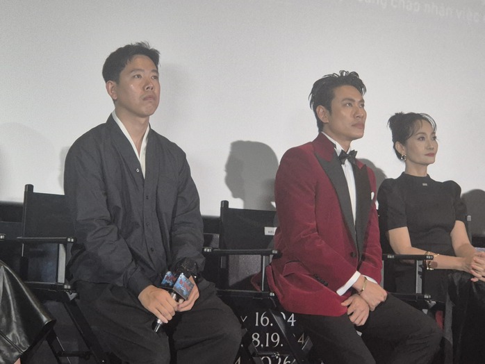 Kiều Minh Tuấn vượt nỗi sợ ma, treo ngược trong phim có "sao nhí" Nina - Ảnh 2.