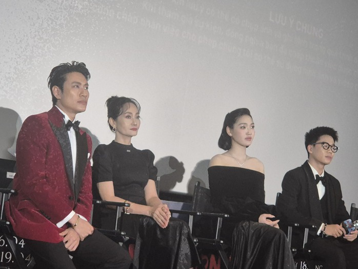 Kiều Minh Tuấn vượt nỗi sợ ma, treo ngược trong phim có "sao nhí" Nina - Ảnh 1.