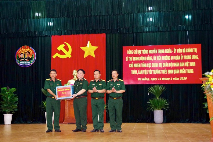 Đại tướng Nguyễn Trọng Nghĩa thăm Trường Thiếu sinh qu&acirc;n miền Trung - Ảnh 4.